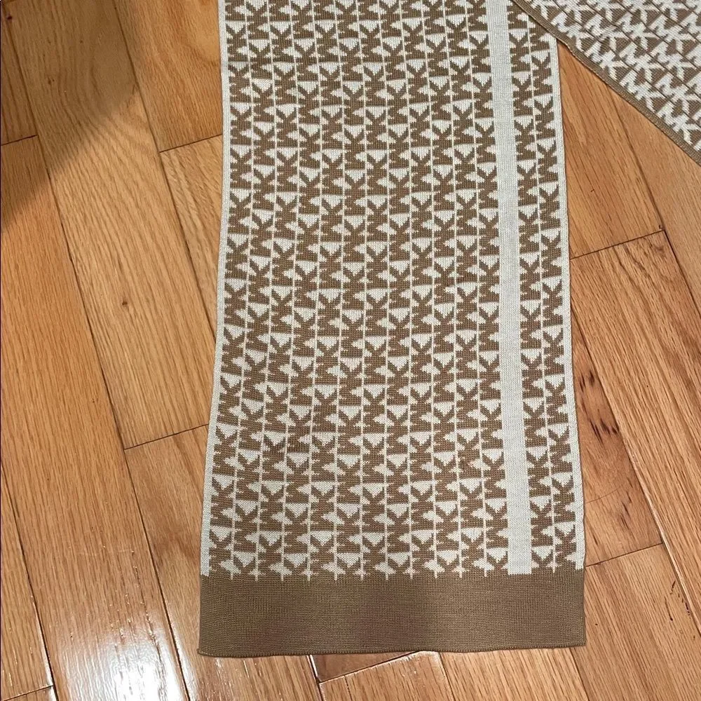 Michael Kors Elegant Brown and Cream knitted Scarf